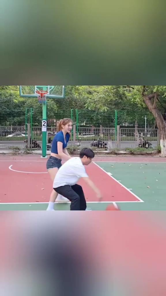 集夢會長背打一米8的女生，這是真打球啊！