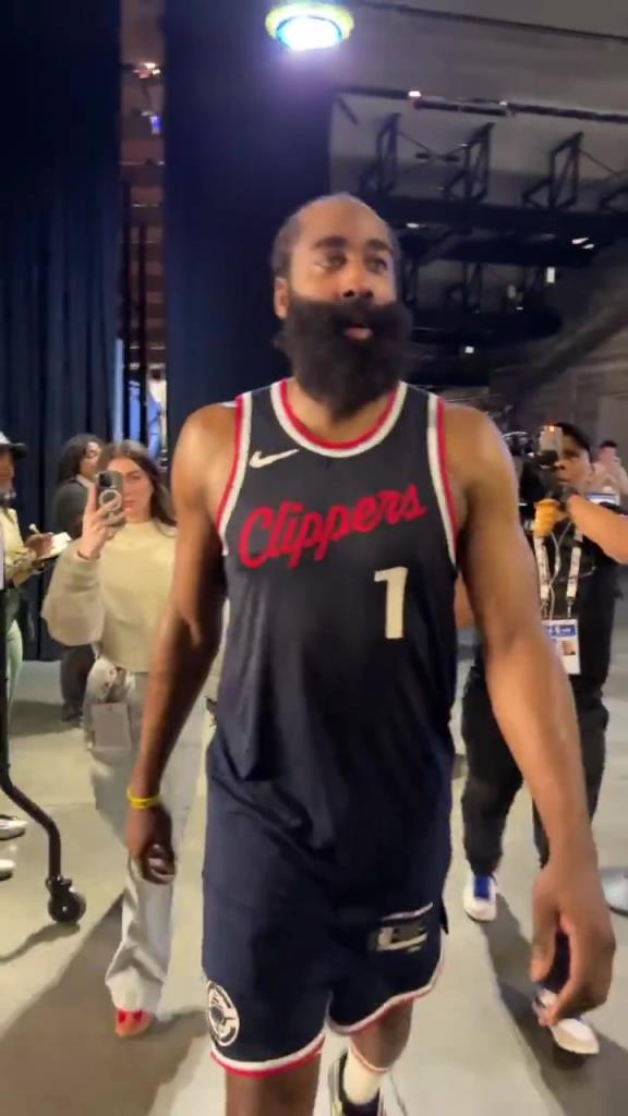 爆砍39分！哈登賽后走入球員通道氣喘吁吁：今天是場艱苦的戰(zhàn)斗