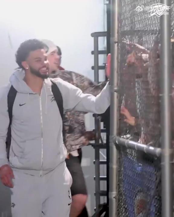 68勝歷史第五傲人戰績！雷霆全員回到OKC，當地球迷熱情接機