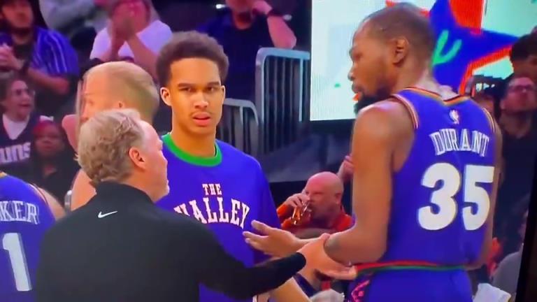 下課導火索？主帥布登此前抓住KD手臂要說什么，被一把甩開！