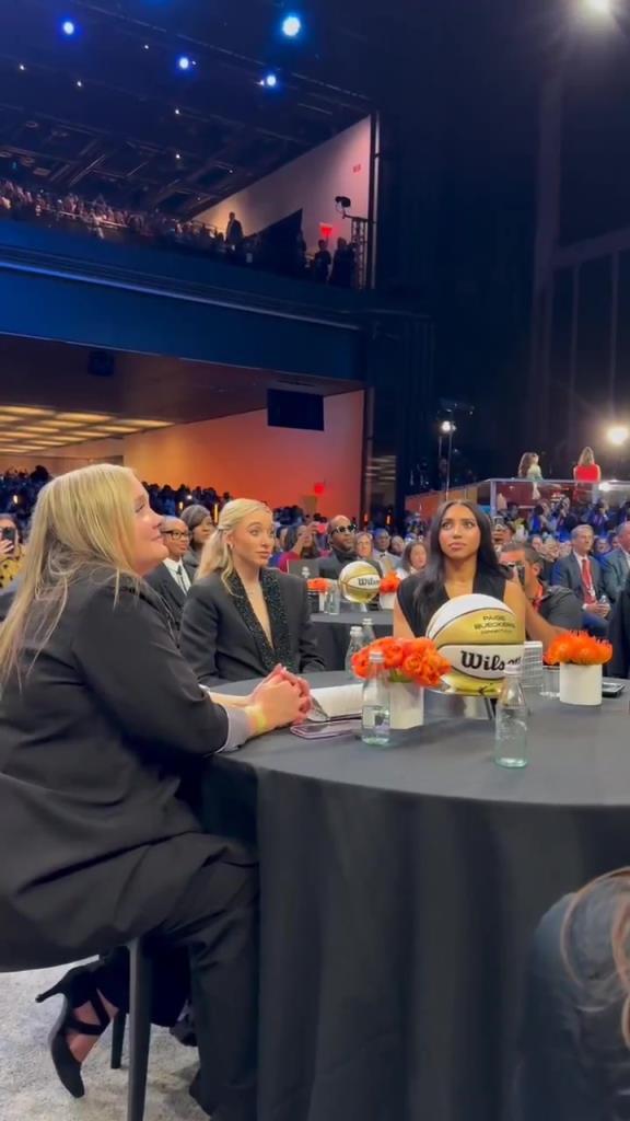 今天這穿搭，差點沒認出來！佩奇-布克斯當(dāng)選WNBA狀元后十分淡定